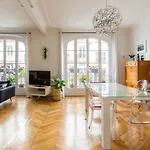 Veeve - Eiffel Elegance
